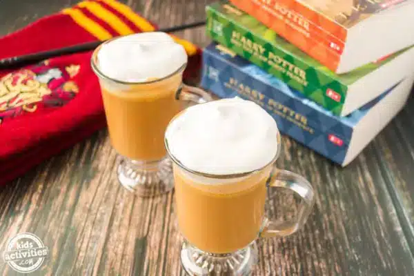 Verres remplis d'une boisson ambrée surmontée de crème chantilly
