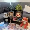 Les ptits poilus - kit a imprimer - presentation_scene rubis Les P'tits Poilus - Le rubis du soleil : Chasse au trésor savane (3-5 ans) 🌅